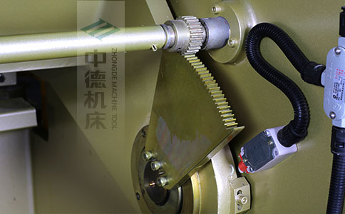 ZDS-450采用高精度刀片間隙調節齒輪，經過淬火高硬度又耐磨，表面鍍鋅不生銹，長年累月使用依然有很高的調節精度.jpg