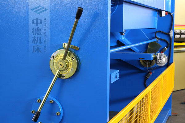 ZDSK-1632剪板機刀片間隙手動調節器，刻度清淅，調節省力又簡便.jpg