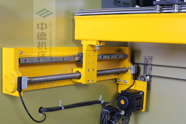 ZDPK-10032X軸配有滾珠絲桿及直線導軌，大功率伺服電機，鋼絲同步帶，能顯著提升X軸定位精度及速度