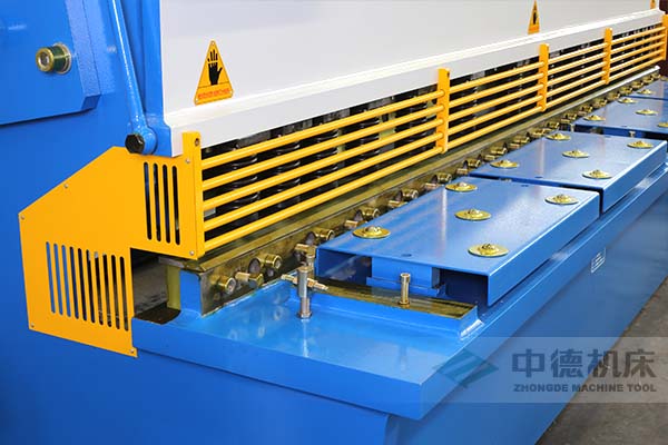 ZDS-1632剪板機進料口，安全防護，進料無阻，又能直接觀看到燈光對線的剪切位置.jpg