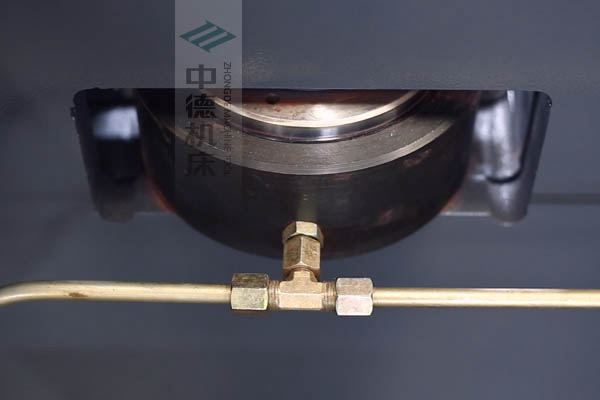 ZDPE8025高精度液壓撓度補償，高品質油缸，有效補償中間位置角度偏差.jpg