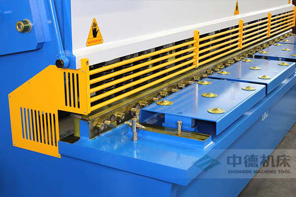 ZDS-432剪板機進料口，安全防護，進料無阻，又能直接觀看到燈光對線的剪切位置.jpg
