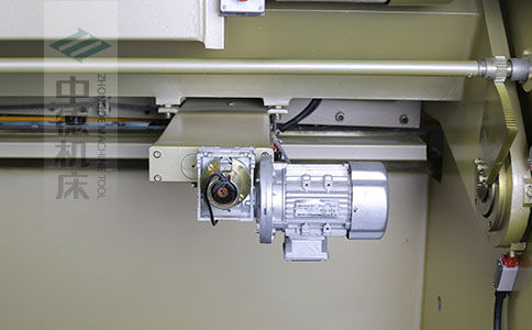 ZDS-1032剪板機后檔料結構，平行度高，并采用國內一流品牌軸承，耐磨抗壓壽命長.jpg